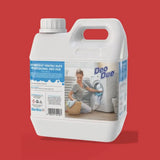 Recipient alb de detergent lichid pentru rufe, capacitate mare, etichetă cu femeie la mașina de spălat, fundal roșu.