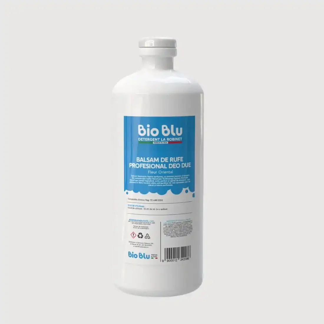 Etichetă albastră pe sticlă albă, balsam rufe NanoCaps Oriental, textură lichidă, volum 1kg și 3kg.