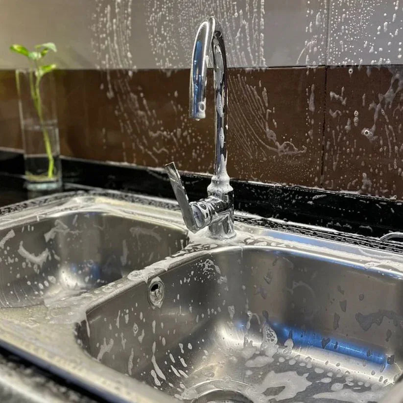 Chiuvetă din inox cu robinet acoperit de degresant spumant MARSIGLIA NEW, backsplash maro.