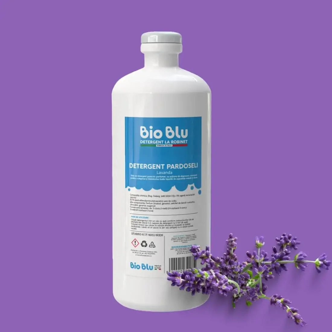 Recipient alb de detergent pardoseli lavandă, etichetă albastră, volum 1kg, fundal mov, flori lavandă.