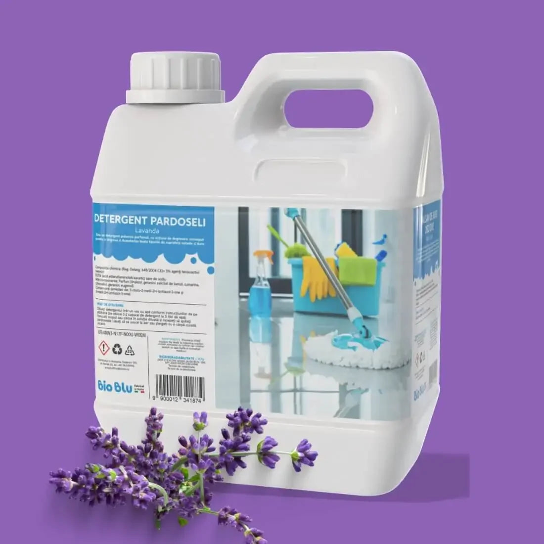 Detalii textură etichetă detergent pardoseli lavandă, recipient alb, grafică curățare pardoseli, fundal mov.