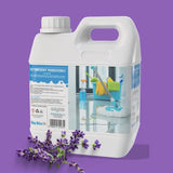 Detalii textură etichetă detergent pardoseli lavandă, recipient alb, grafică curățare pardoseli, fundal mov.