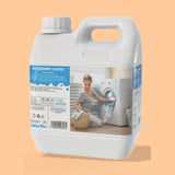 Recipient alb detergent NanoCaps, etichetă albastră, fată lângă mașina de spălat, 3kg.