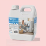 Recipient alb cu capac, detaliu etichetă detergent CAPRI, volum 1kg și 3kg, fundal roz.