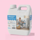 Recipient alb cu detergent Lenoir Ametista, etichetă albastră, volum 3kg, dozare ușoară, femeie folosind mașină de spălat.