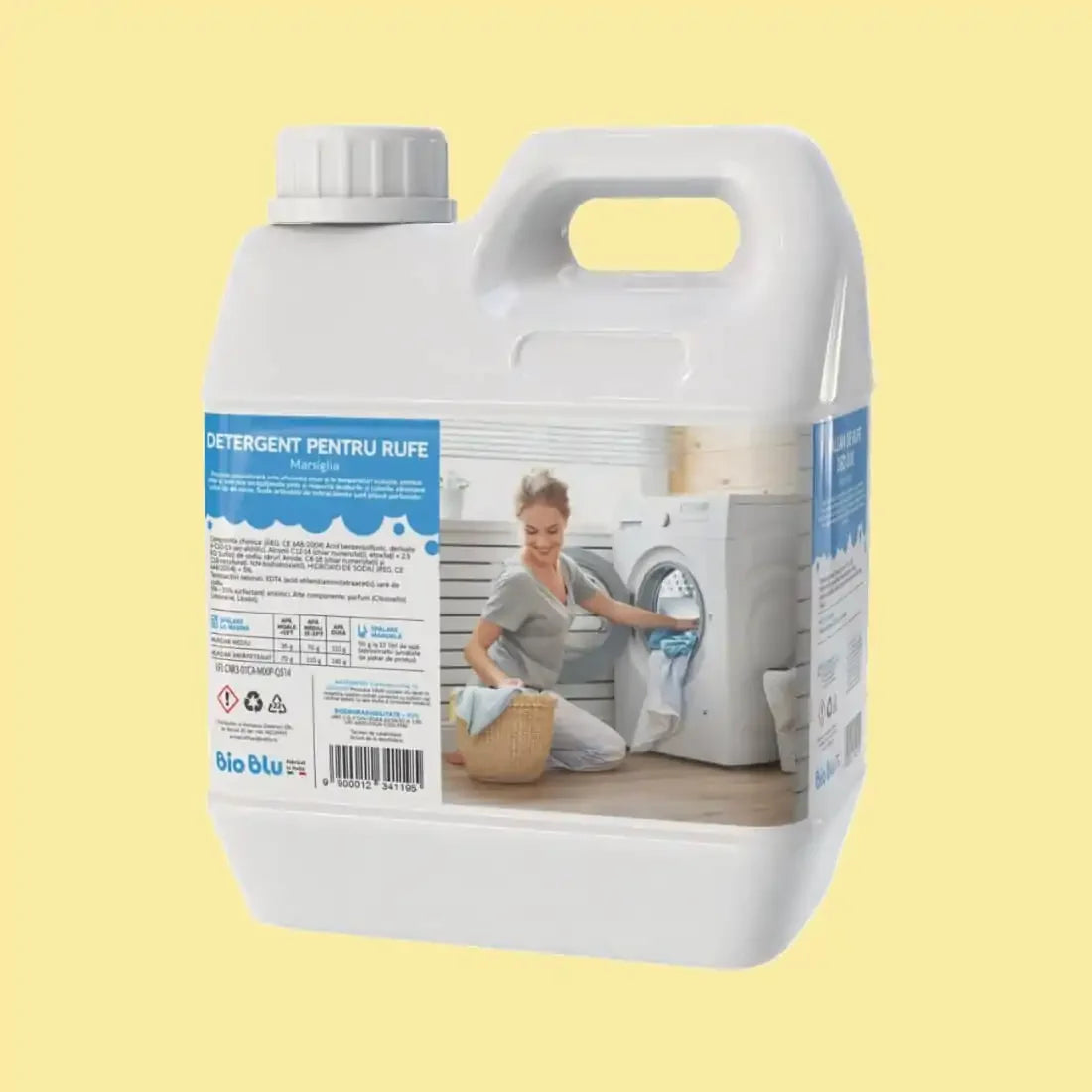 Detaliu etichetă detergent rufe MARSIGLIA, recipient alb 3kg, capacitate și instrucțiuni pe fundal galben.