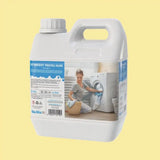 Detaliu etichetă detergent rufe MARSIGLIA, recipient alb 3kg, capacitate și instrucțiuni pe fundal galben.