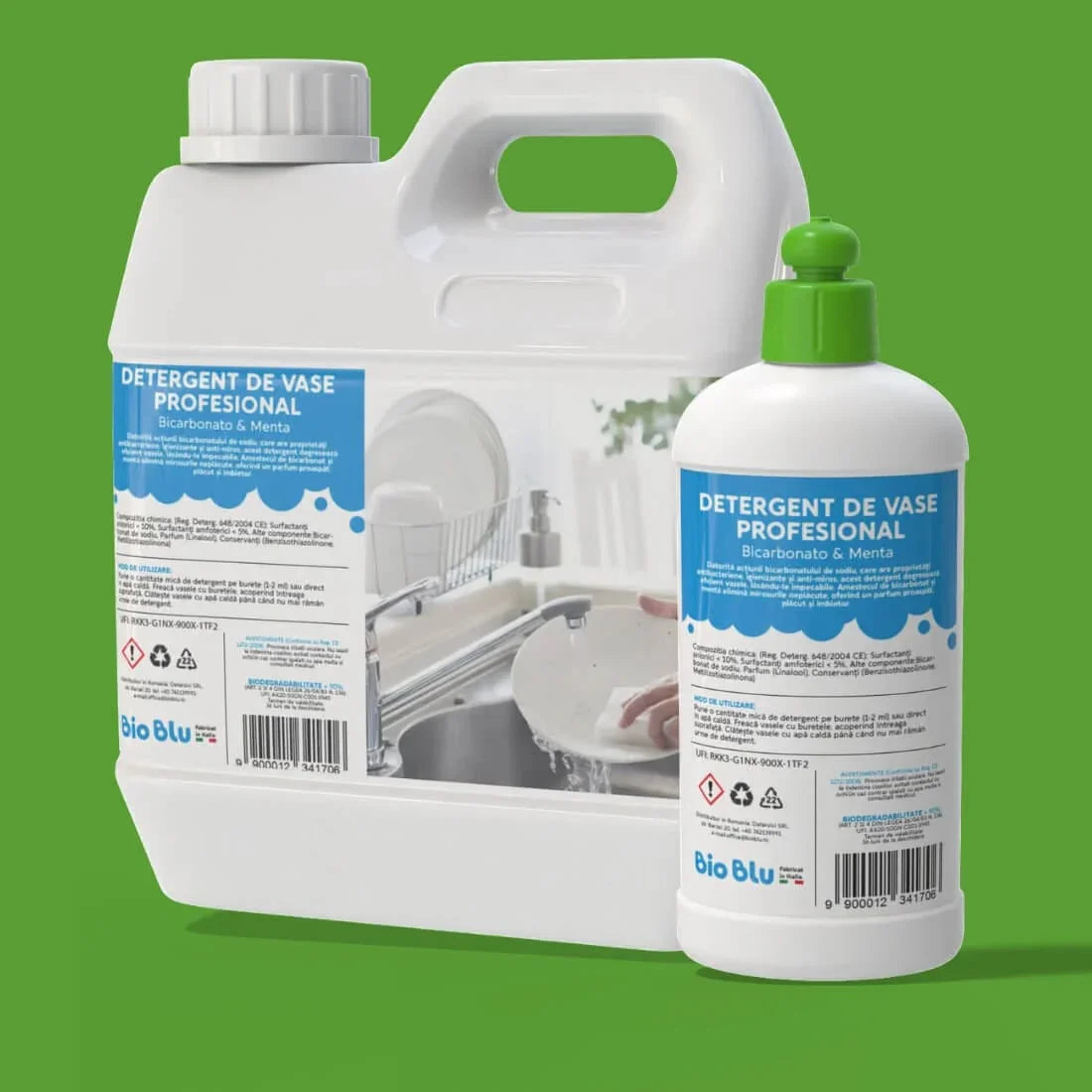 Detergent de vase BICARBONATO & MENTA, sticlă albă și etichete albastre, capac verde.