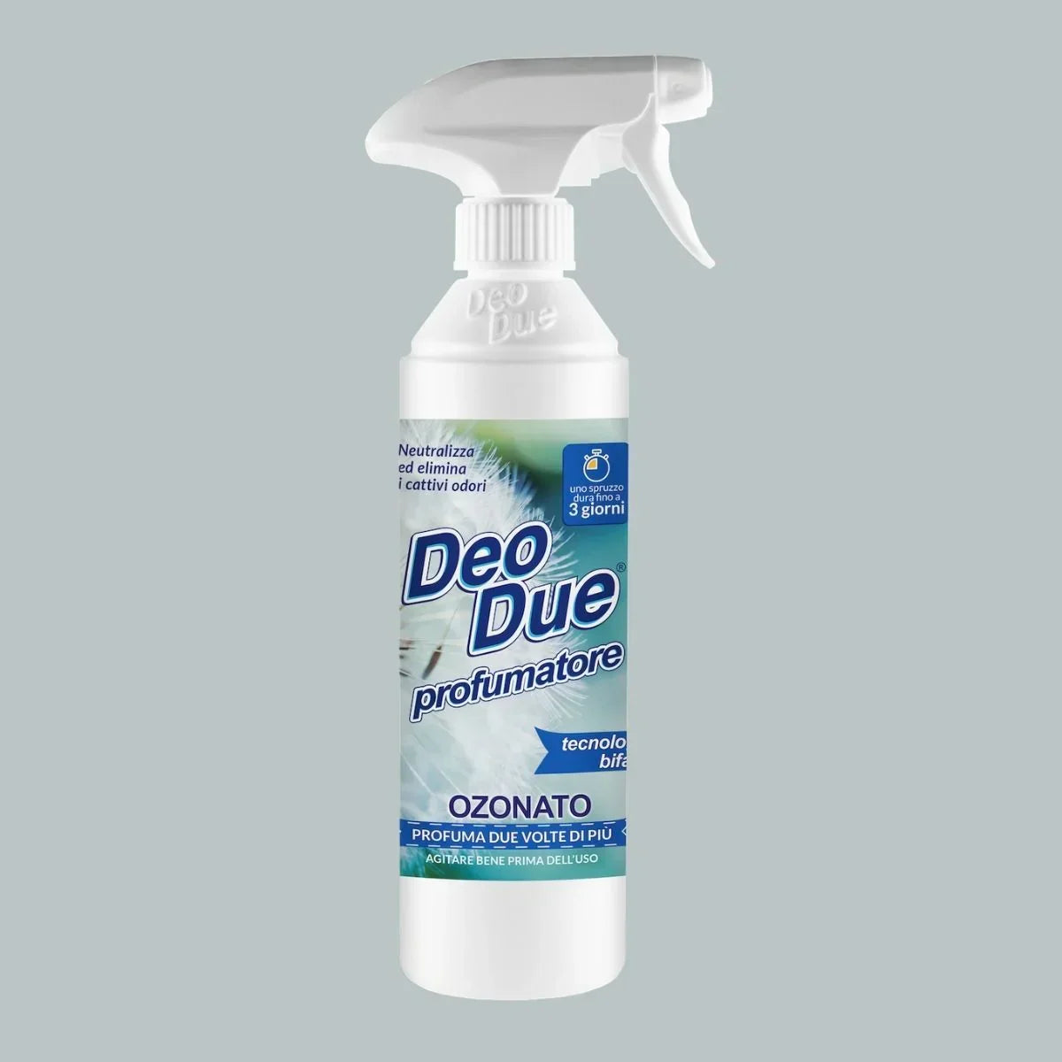 Spray odorizant Deo Due Ozonato 500 ml, alb cu etichetă albastră și verde, pulverizator alb.